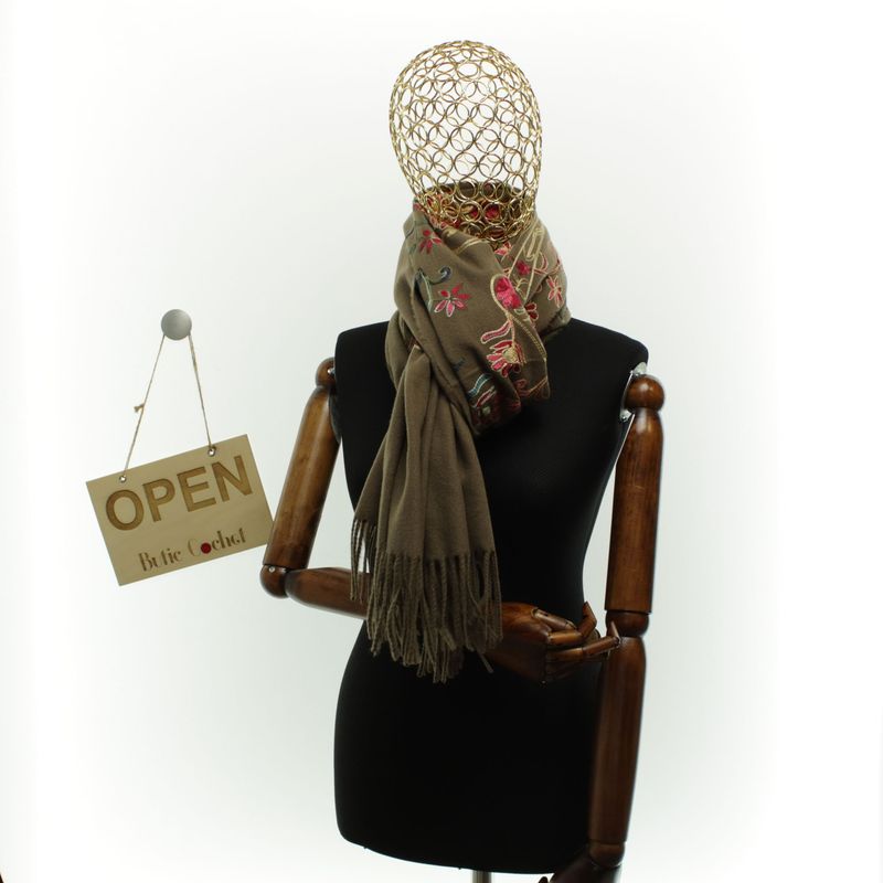 Fashion, accesorii si bijuterii - Femei - Accesorii femei - Esarfe si fulare femei - Esarfa dama, din lana, Buticcochet, 70x180 cm, model cu boderie, Maro - ES3485 - Infinity.ro