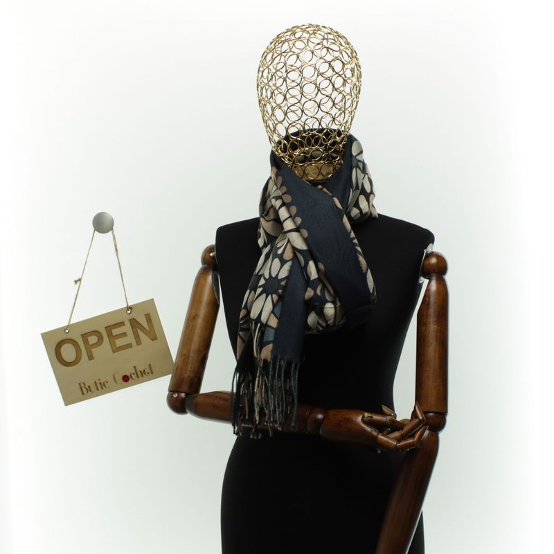 Fashion, accesorii si bijuterii - Femei - Accesorii femei - Esarfe si fulare femei - Esarfa dama, din lana, Buticcochet, 70x180 cm, cu imprimeu floral si franjuri, Negru - ES3540 - Infinity.ro