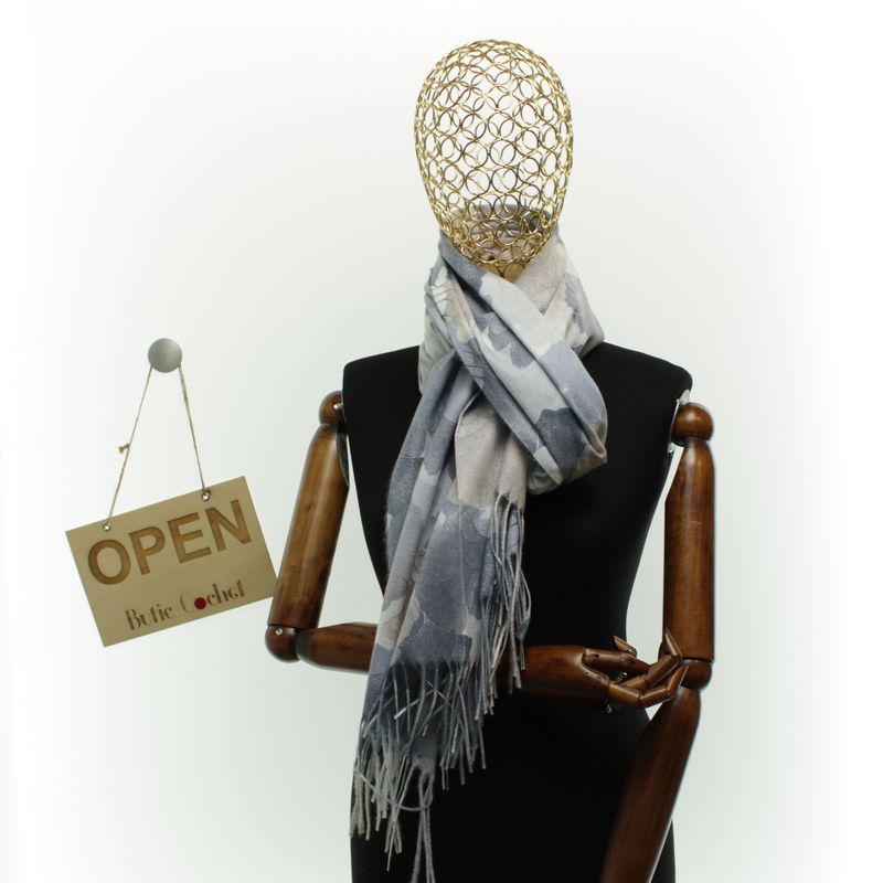 Fashion, accesorii si bijuterii - Femei - Accesorii femei - Esarfe si fulare femei - Esarfa dama, din lana, Buticcochet, 70x180 cm, imprimeu cu frunze, Gri - ES3590 - Infinity.ro