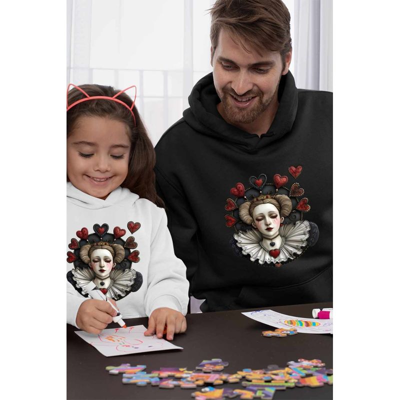 Fashion, accesorii si bijuterii - Barbati - Imbracaminte - Hanorace barbati - Hanorac Personalizat Barbati Alice Tara Minunilor Regina de Cupa, negru, marime M - Infinity.ro