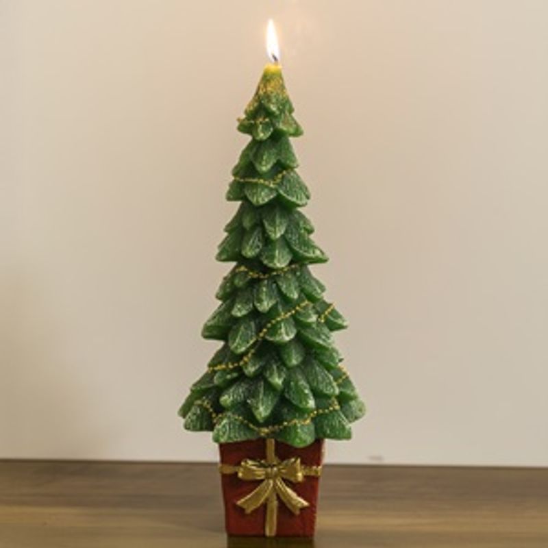 Casa si Gradina - Decoratiuni - Aromaterapie si lumanari - Lumanari si candele - Lumanare decorativa de Craciun, Brad cu Zapada si Baza Cadou, 13x13x32cm - Infinity.ro