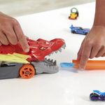 Jucarii, Copii si Bebe - Jucarii si jocuri - Jucarii & jocuri educative - Jucarii interactive - Camion in forma de dragon Hot Wheels care lanseaza masini, insotit de o masina Hot Wheels - Infinity.ro