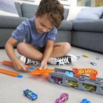 Jucarii, Copii si Bebe - Jucarii si jocuri - Jucarii & jocuri educative - Jucarii interactive - Camion in forma de rechin Hot Wheels, contine o masina Hot Wheels - Infinity.ro