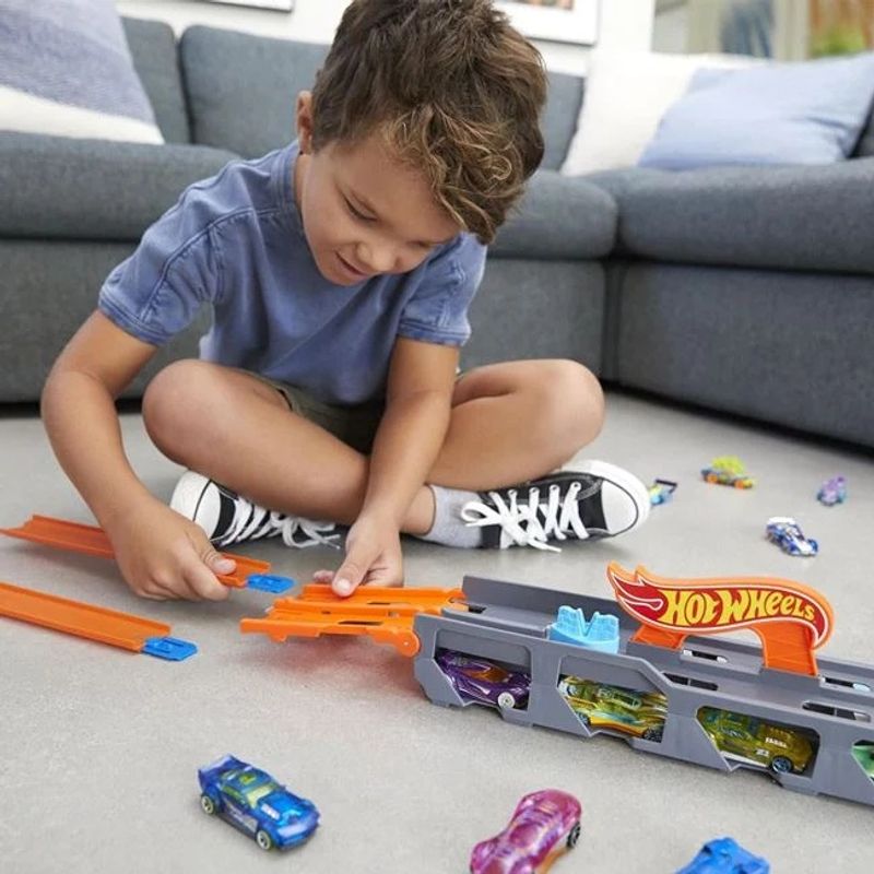 Jucarii, Copii si Bebe - Jucarii si jocuri - Jucarii & jocuri educative - Jucarii interactive - Camion in forma de rechin Hot Wheels, contine o masina Hot Wheels - Infinity.ro