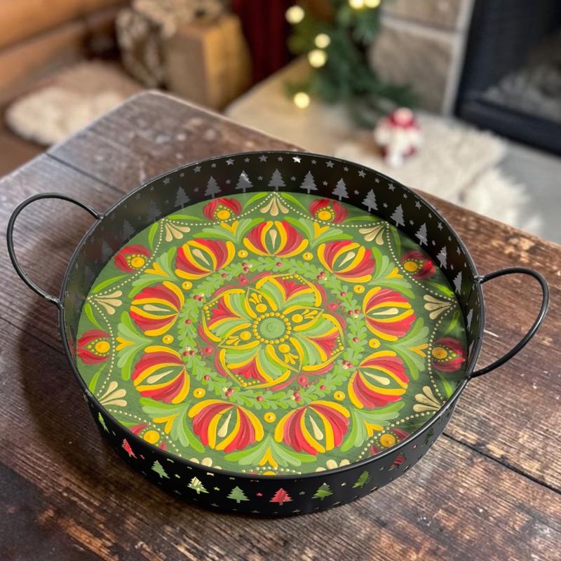 Casa si Gradina - Decoratiuni - Obiecte decorative - Accesorii decorative - Tava decorativa cadou Craciun pictata manual cu model mandala, 25 cm - Infinity.ro