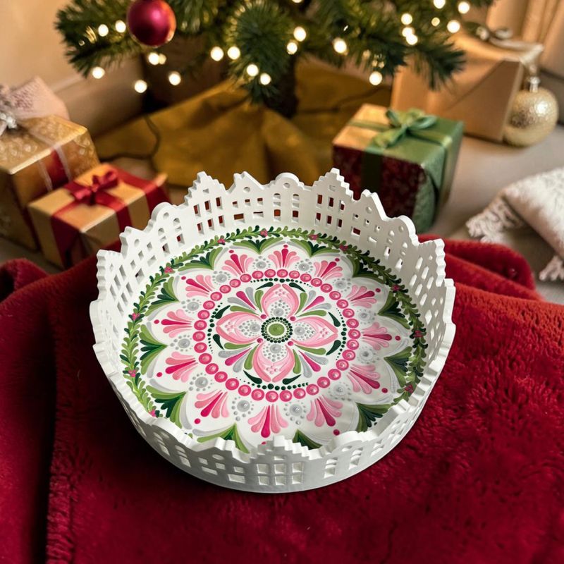 Casa si Gradina - Decoratiuni - Obiecte decorative - Accesorii decorative - Tava decorativa cadou Craciun pictata manual cu model mandala, ceramica, 25 cm - Infinity.ro