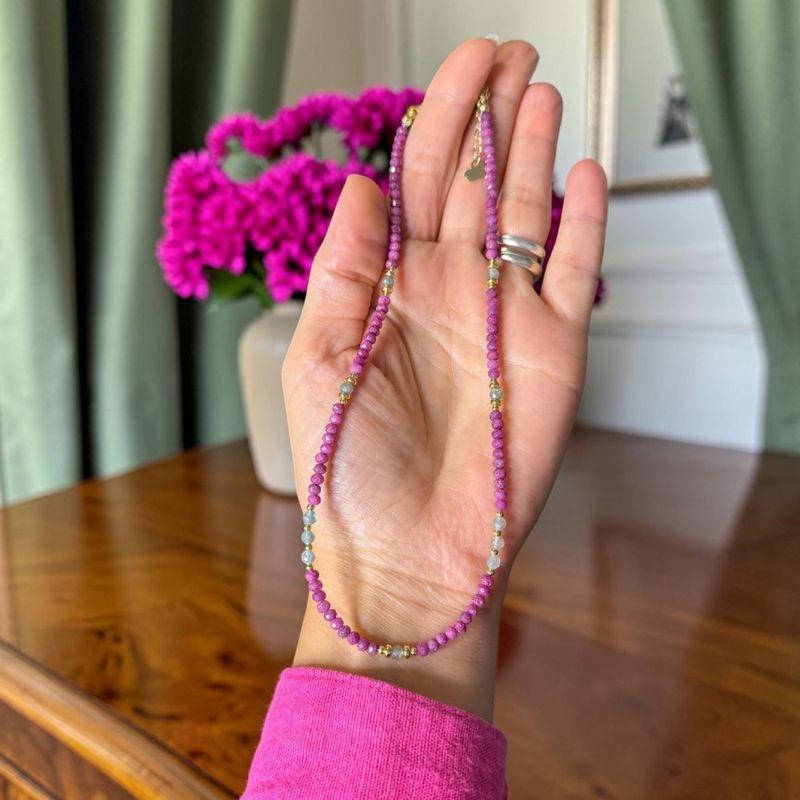 Fashion, accesorii si bijuterii - Femei - Bijuterii femei - Coliere femei - Colier choker Aneira din cristale de rubin natural si Apatit, argint 925 placat cu aur - Infinity.ro