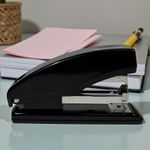 Carti si Birotica - Birotica - Accesorii de birou - Capsatoare si perforatoare - Capsator 24/6, capacitate 30 coli hartie, negru - Infinity.ro