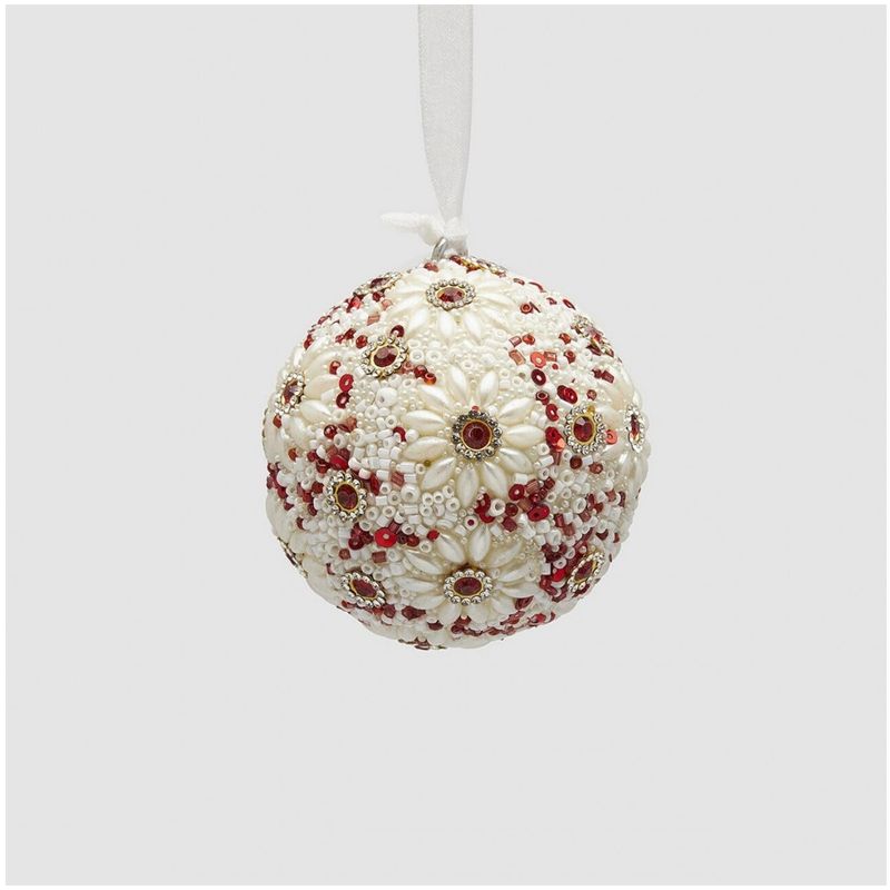 Casa si Gradina - Decoratiuni - Decoratiuni de sezon - Glob brad Craciun cu flori si margele, 7.5 cm, alb - Infinity.ro