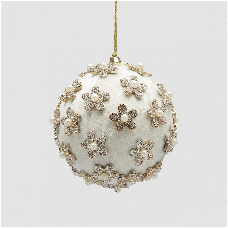 Casa si Gradina - Decoratiuni - Decoratiuni de sezon - Glob brad Craciun din catifea cu flori si perle, 10 cm, alb - Infinity.ro