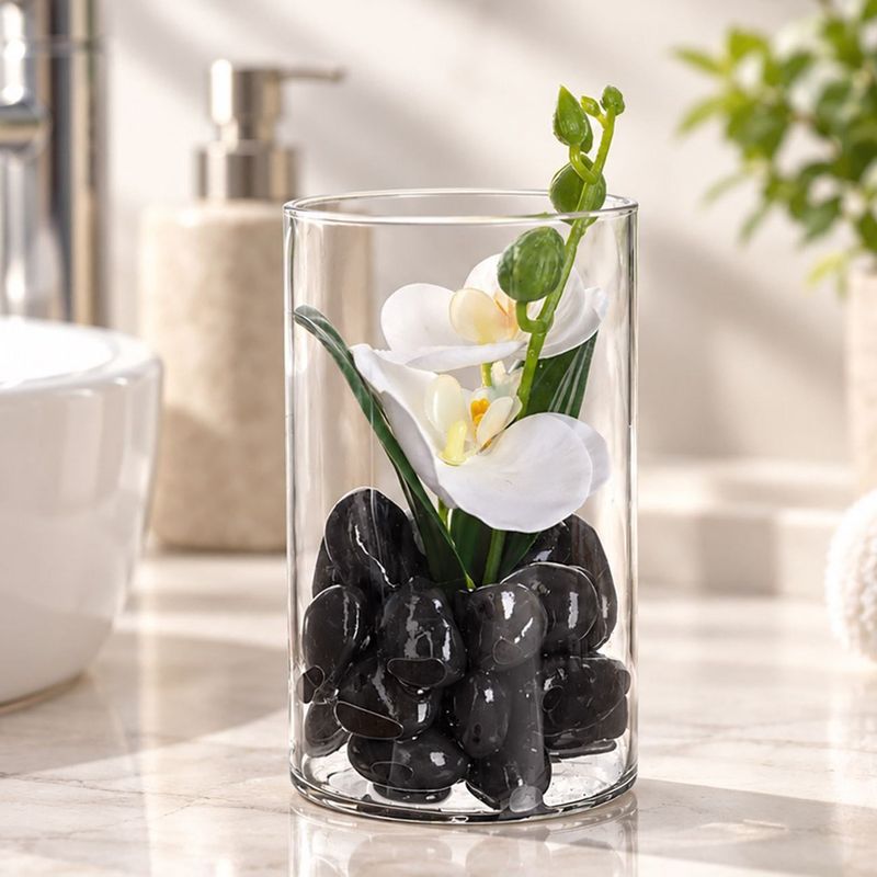 Casa si Gradina - Decoratiuni - Obiecte decorative - Plante artificiale - Vaza decorativa cilindrica transparenta cu pietricele negre si orhidee artificia - Infinity.ro