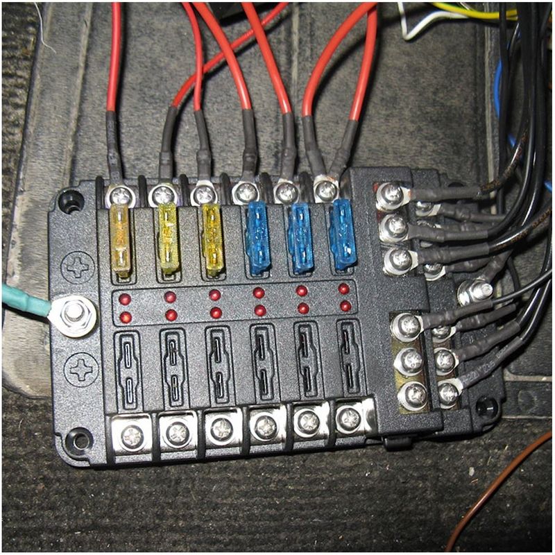 Auto si Moto - Reparatii si depanare - Scule auto - Scule si truse auto - Cutie sigurante auto Techstar, 12 circuite, 12-24V, max. 100A, LED avertizare, 24 sigurante incluse, auto, rulota, barca - Infinity.ro
