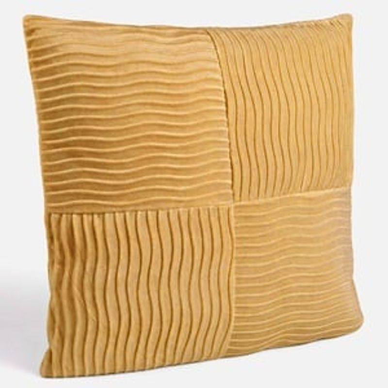 Casa si Gradina - Textile si covoare - Perne si pilote - Perne decorative - Perna decorativa catifelata galben mustar cu dungi in relief 45x45 cm - Infinity.ro