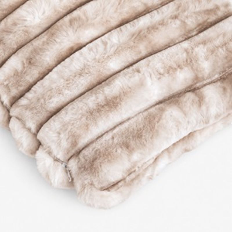 Casa si Gradina - Textile si covoare - Perne si pilote - Perne decorative - Perna Decorativa Bej din Blana Artificiala pentru Canapea 55x37cm - Infinity.ro
