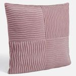 Casa si Gradina - Textile si covoare - Perne si pilote - Perne decorative - Perna decorativa catifelata roz cu dungi in relief 45x45 cm - Infinity.ro