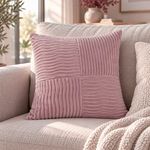Casa si Gradina - Textile si covoare - Perne si pilote - Perne decorative - Perna decorativa catifelata roz cu dungi in relief 45x45 cm - Infinity.ro