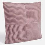 Casa si Gradina - Textile si covoare - Perne si pilote - Perne decorative - Perna decorativa catifelata roz cu dungi in relief 45x45 cm - Infinity.ro
