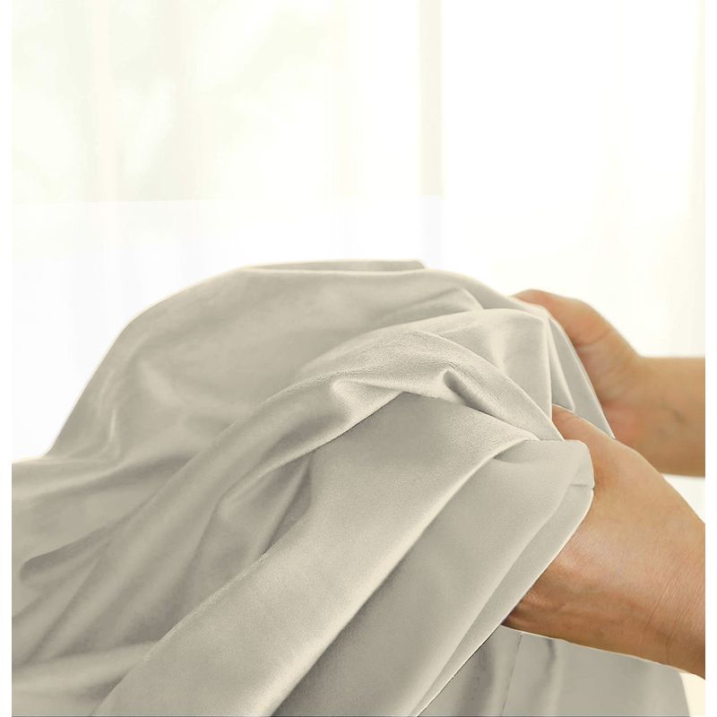 Casa si Gradina - Textile si covoare - Perdele si draperii - Draperii - Set draperie din catifea blackout cu inele auriu antic, Madison, 250x215 cm, densitate 700 g ml, Meringue, 2 buc - Infinity.ro