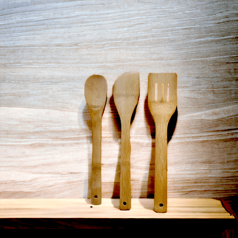 Casa si Gradina - Bucatarie si vesela - Ustensile bucatarie - Polonice, linguri si clesti de bucatarie - Set ustensile bucatarie, din bambus nontoxic, 3 piese, cleste carne, lingura, spatula, lungime 30 cm - Infinity.ro