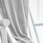 Casa si Gradina - Textile si covoare - Perdele si draperii - Draperii - Draperie din catifea blackout cu rejansa transparenta cu ate pentru galerie, Madison, 250x245 cm, densitate 700 g ml, Bright White, 1 buc - Infinity.ro