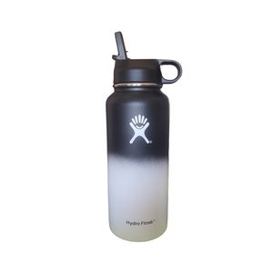 Sticla de apa Hydro Flask din otel inoxidabil si izolata in vid cu capac sistem de prindere si pai 946 ml ,alb/negru