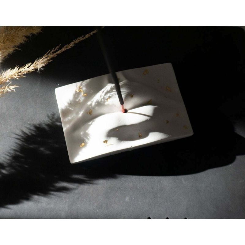 Casa si Gradina - Decoratiuni - Aromaterapie si lumanari - Difuzoare aromaterapie - Suport betisoare parfumate Lips gold alb + set 20 betisoare - Infinity.ro