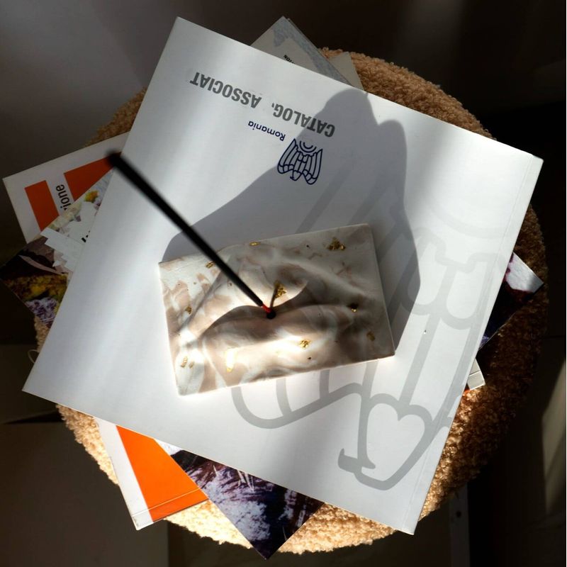 Casa si Gradina - Decoratiuni - Aromaterapie si lumanari - Difuzoare aromaterapie - Suport betisoare parfumate Lips gold crem + set 20 betisoare - Infinity.ro