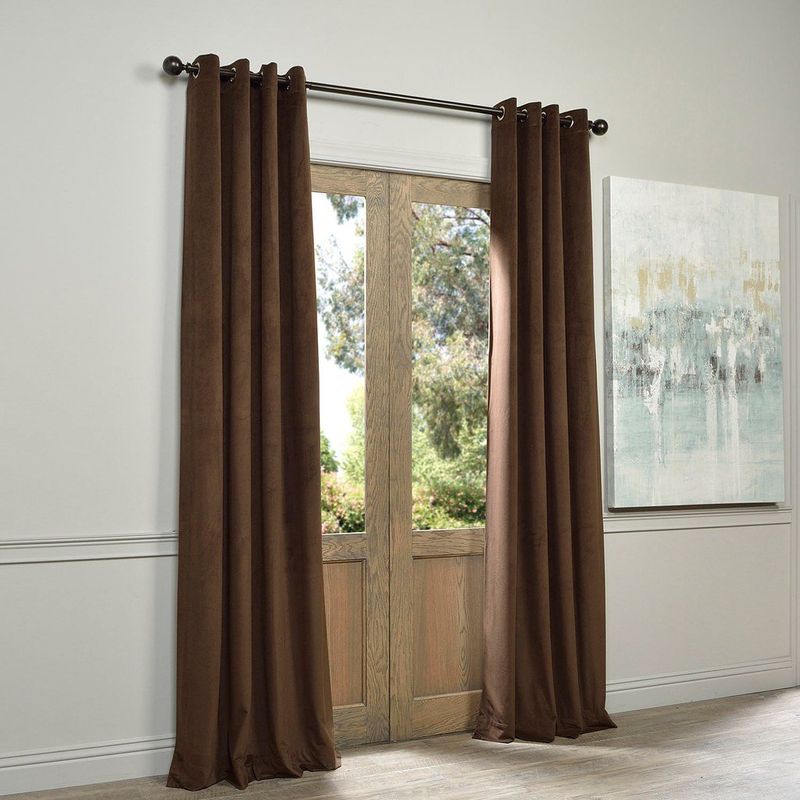 Casa si Gradina - Textile si covoare - Perdele si draperii - Draperii - Draperie din catifea cu inele negre, Madison, 200x245 cm, densitate 700 g/ml, Dark chocolate, 1 buc - Infinity.ro